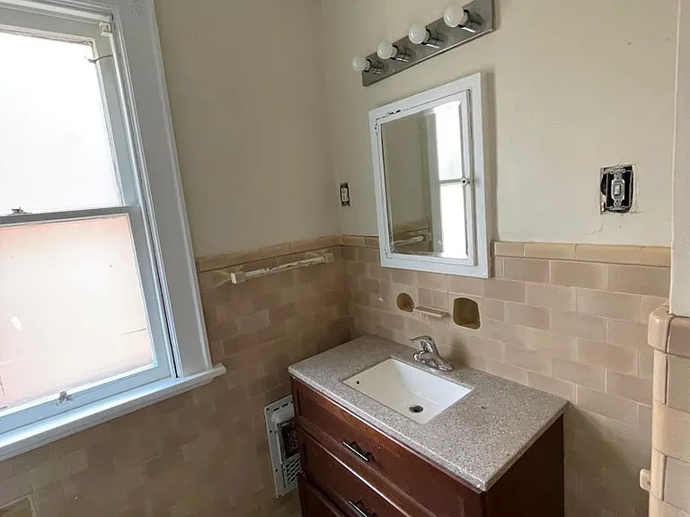 149 E 13th Ave — Photo 9