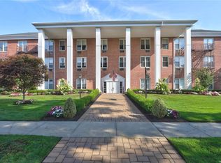 55 Lenox Rd APT 3R, Rockville Centre, NY 11570