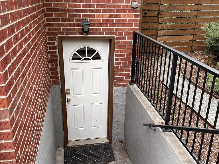 2104 S Corona St — Photo 2