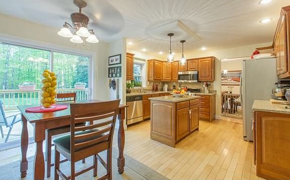 5th image of 24 Tufts Ln