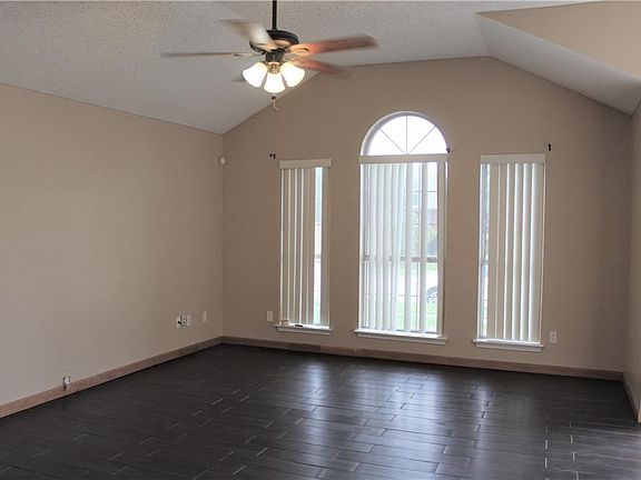 4th image of 807 Mancuso Dr