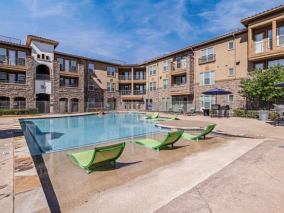 Beach Entry Resort-style Pool and Sundeck with Wi-Fi