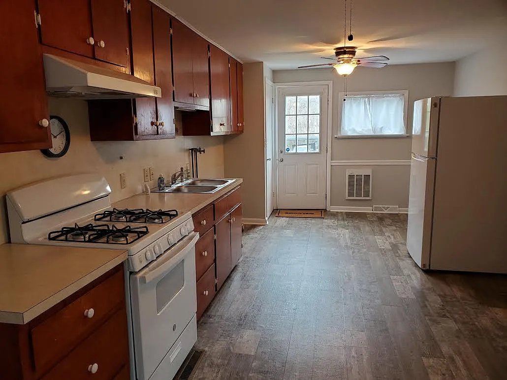 2 bed, 1079 sqft, $1,300 — Photo 2