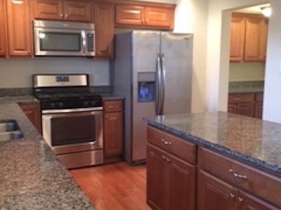 Gorgeous Center Island Kitchen w/Stainless, Hardwood, Granit