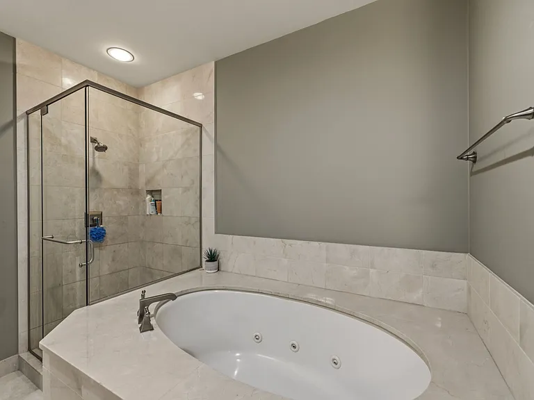 700 W 31st St #404 — Photo 31