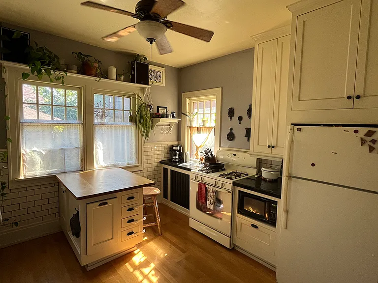 Gas range/stove, new dishwasher and plenty of sunshine!