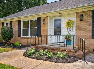 211 Saint Matthews Ln, Spartanburg, SC 29301