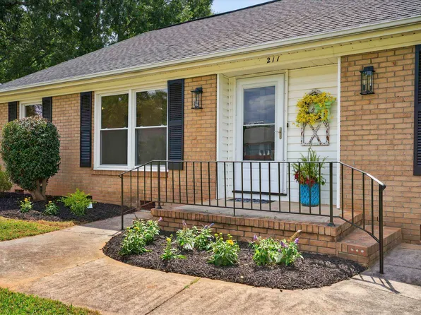 211 Saint Matthews Ln, Spartanburg, SC 29301