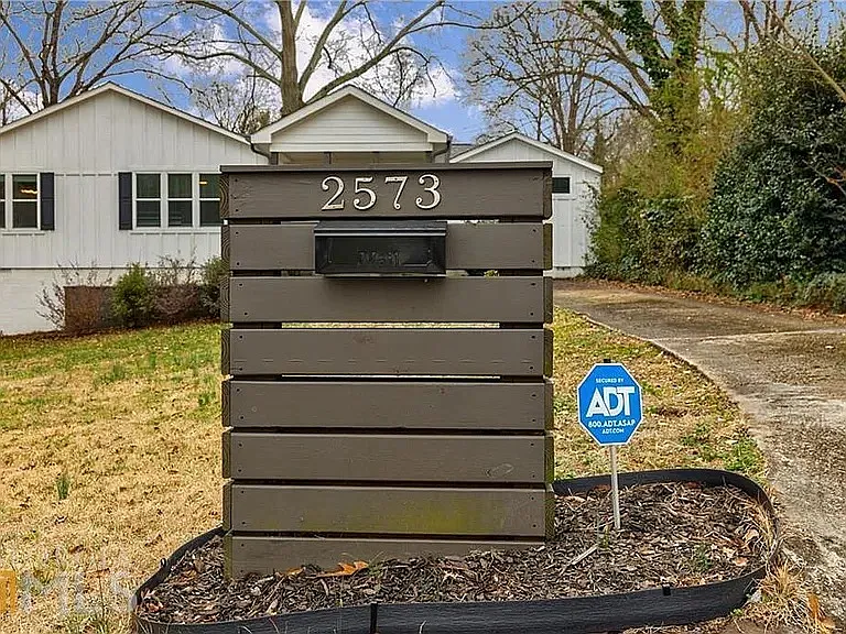2573 Joyce Ave — Photo 2