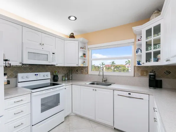 9310 Sunrise Lakes Blvd APT 301, Sunrise, FL 33322