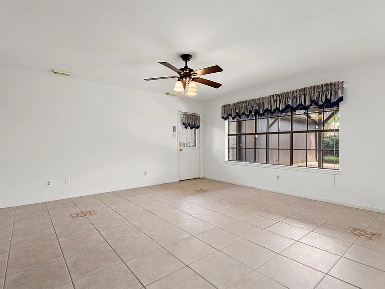 2415 Parkwood Ln — Photo 13