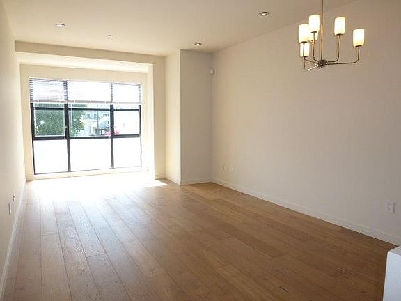 4th image of 2652 Harrison St APT 304
