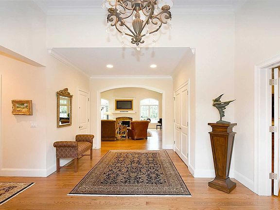 4th image of 27 Green Meadow Ln