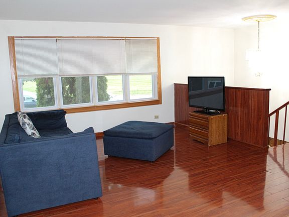 3rd image of 409 E Cherry Hl