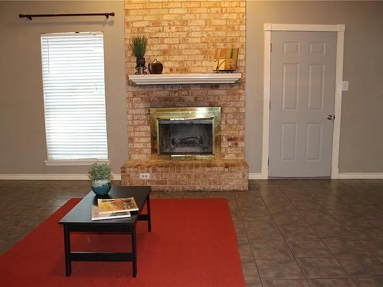 1702 Goodson Ln — Photo 4