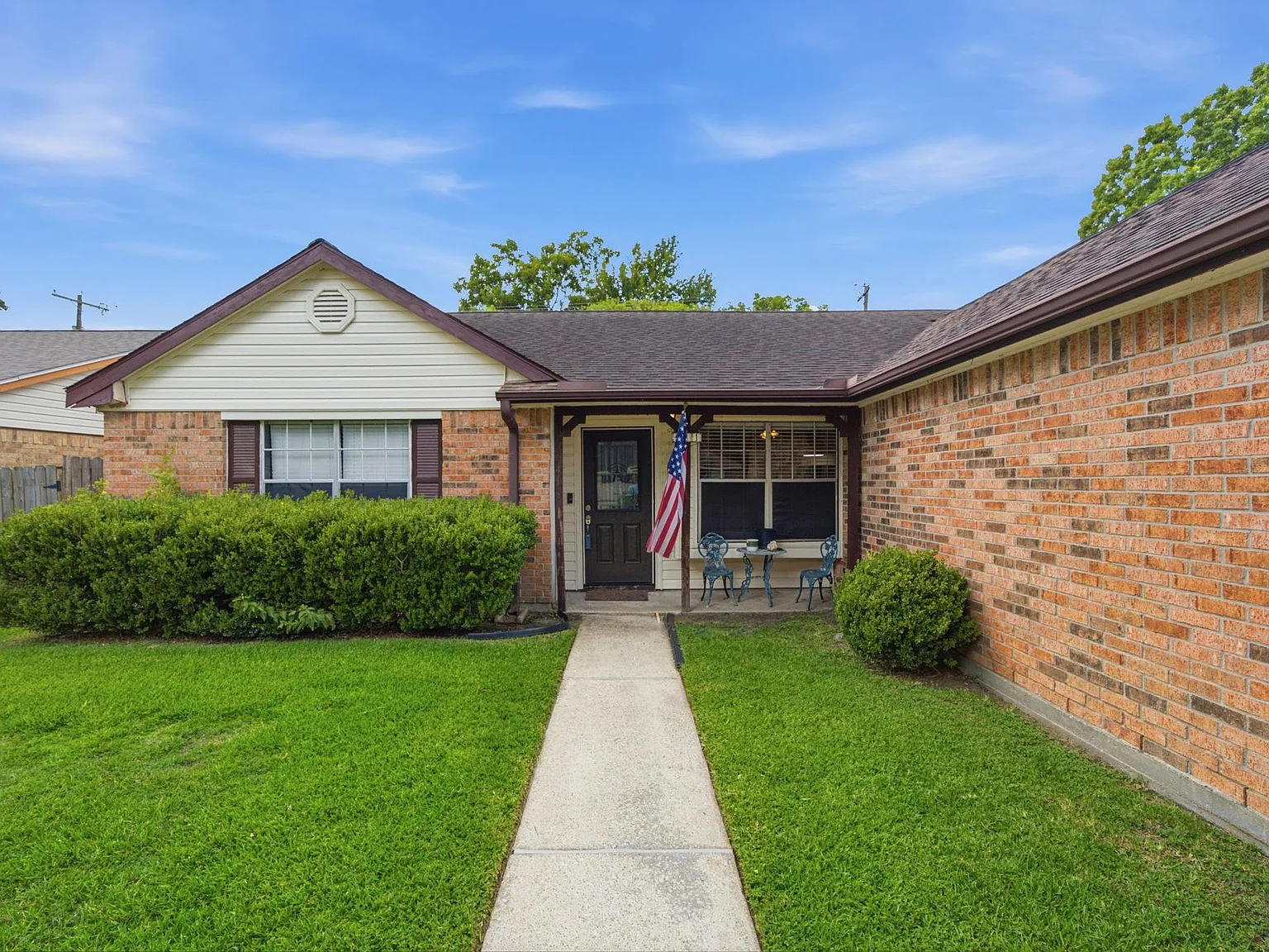 4 bed, 2.0 bath, 1881 sqft, $2,400 — Photo 2
