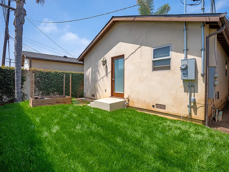8330 Lilienthal Ave — Photo 41