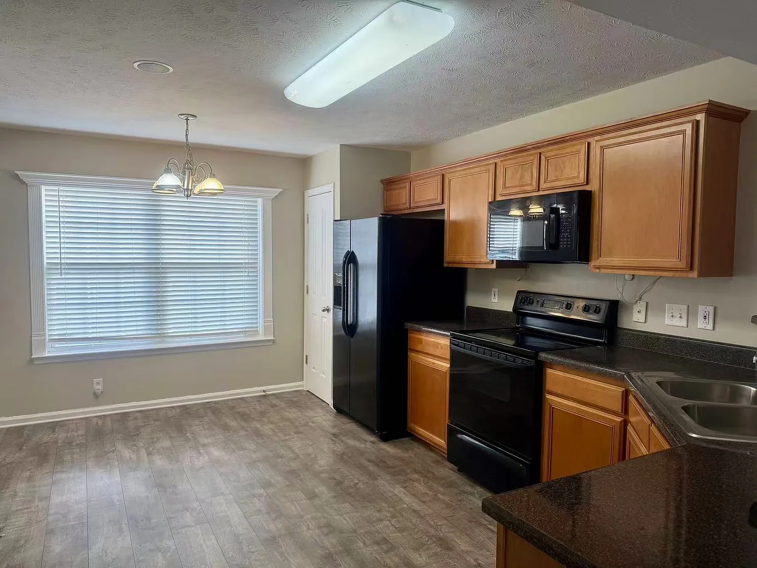 2 bed, 2.5 bath, 1360 sqft, $1,500 — Photo 2