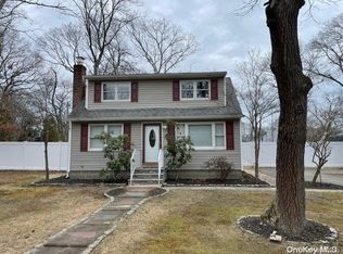 41 Babylon St, Mastic, NY 11950