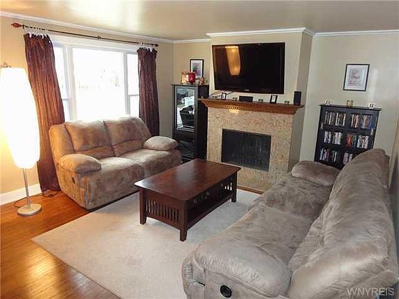 3rd image of 228 Pickford Ave