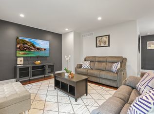 8S045 Hudson St, Darien, IL 60561