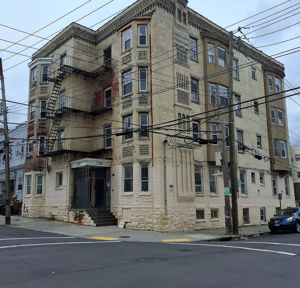 3 bed, 952 sqft, $3,400 — Photo 1
