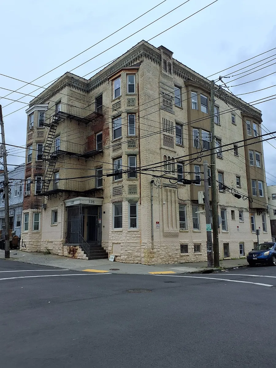 Photo 1 of 3 - 137 Hawthorne Ave #1A - Yonkers, NY Primary Photo - 137 Hawthorne Ave #1A