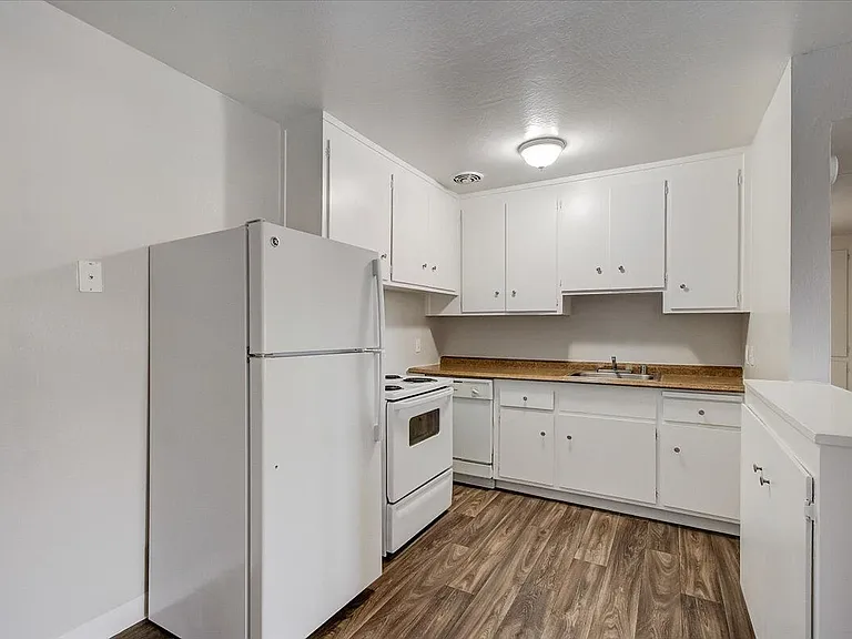 Regalia Crest Apartments — Photo 12