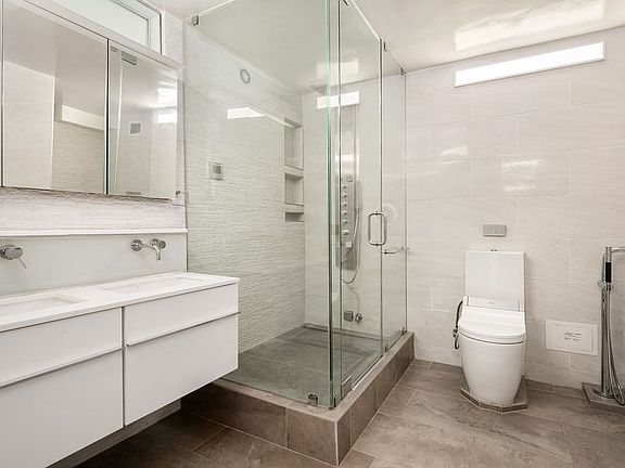 4th image of 130 E 18th St APT 10W