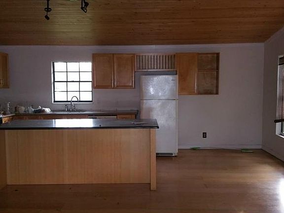 5th image of 8111 N Hubert Ave