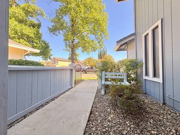 3237 Lowther Way — Photo 3