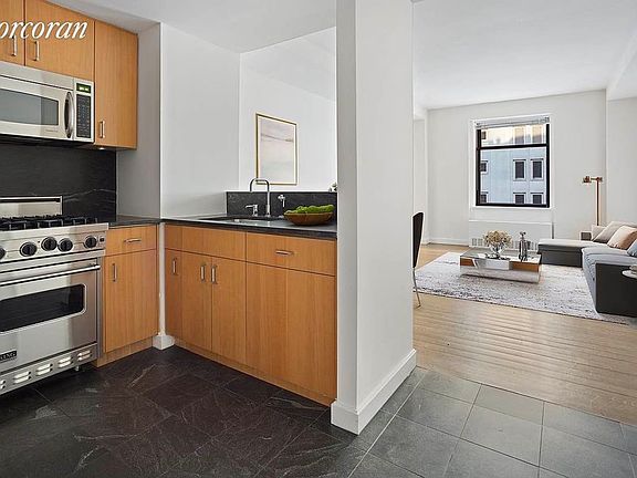 3rd image of 100 W 58th St APT 14E