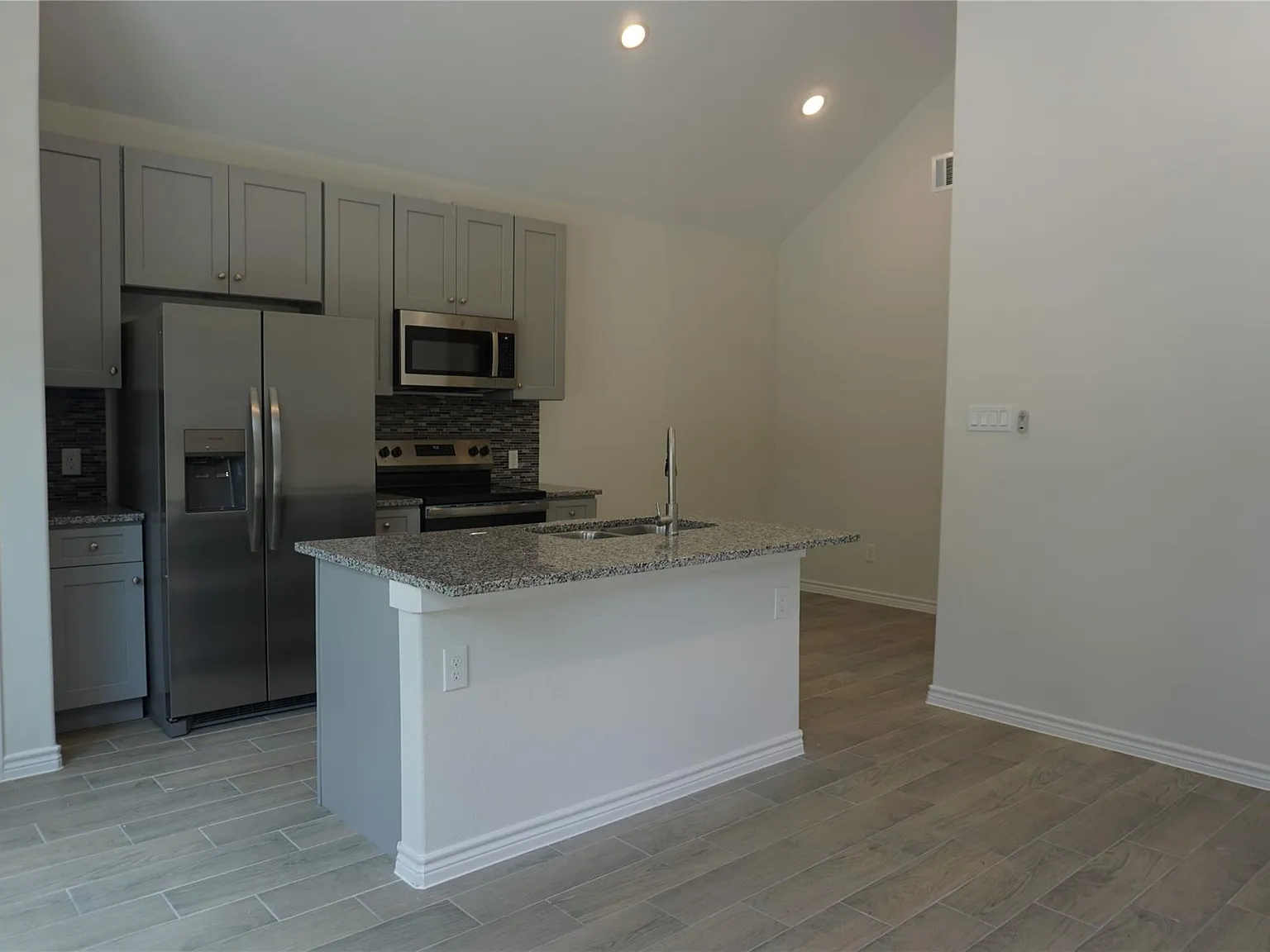 3 bed, 2.0 bath, 1000 sqft, $1,450 — Photo 3