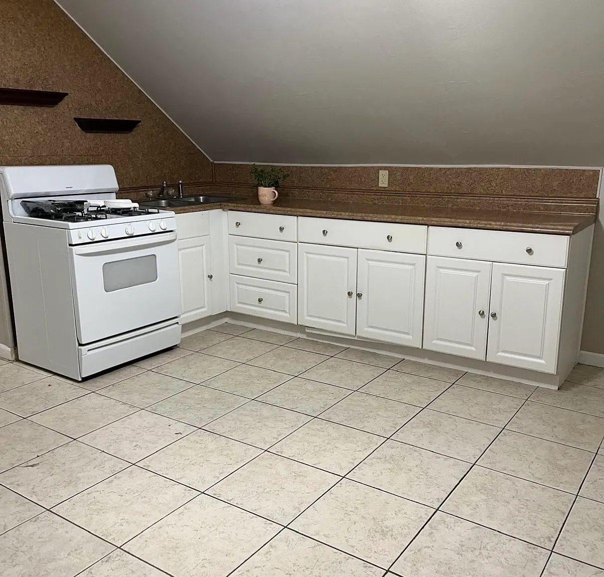 1 bed, 1.0 bath, 6372 sqft, $1,650 — Photo 2