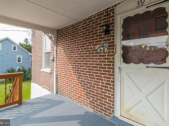 3rd image of 239 W Chestnut St
