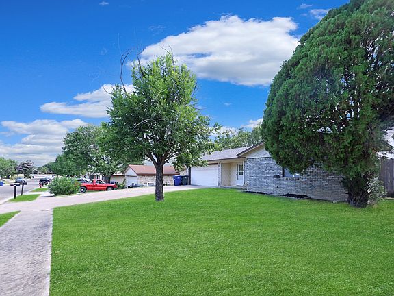 3rd image of 1415 Janet Ln