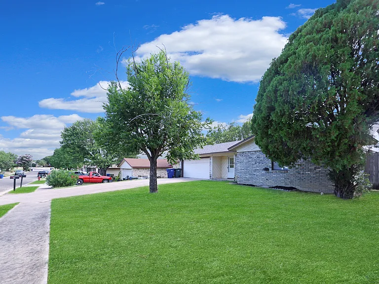 1415 Janet Ln — Photo 3
