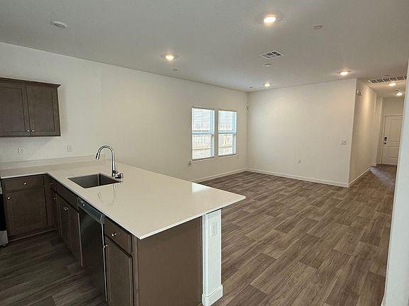 5th image of 1024 Deerhorn Dr W