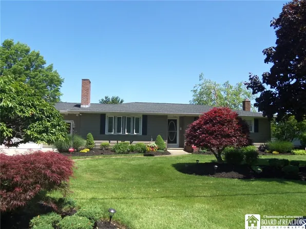 1 Sunset Dr, Fredonia, NY 14063