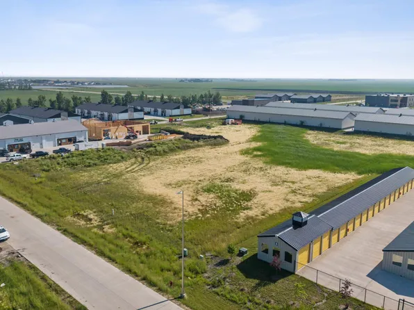 1010 5th St E, Horace, ND 58047