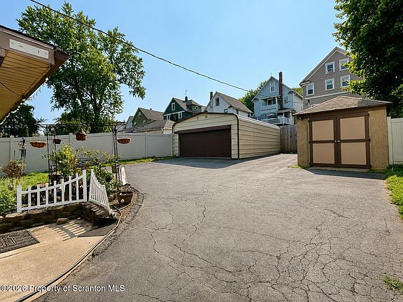 4th image of 2214 Boulevard Ave
