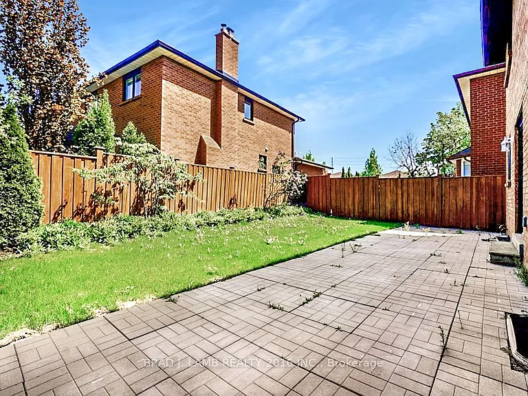 62 Royal Garden Blvd — Photo 27