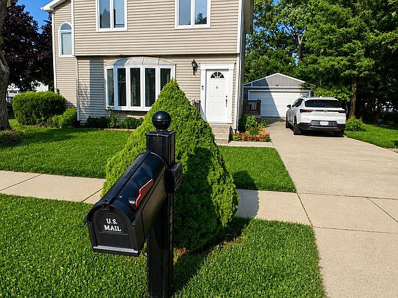 3rd image of 21812 Albion Ave