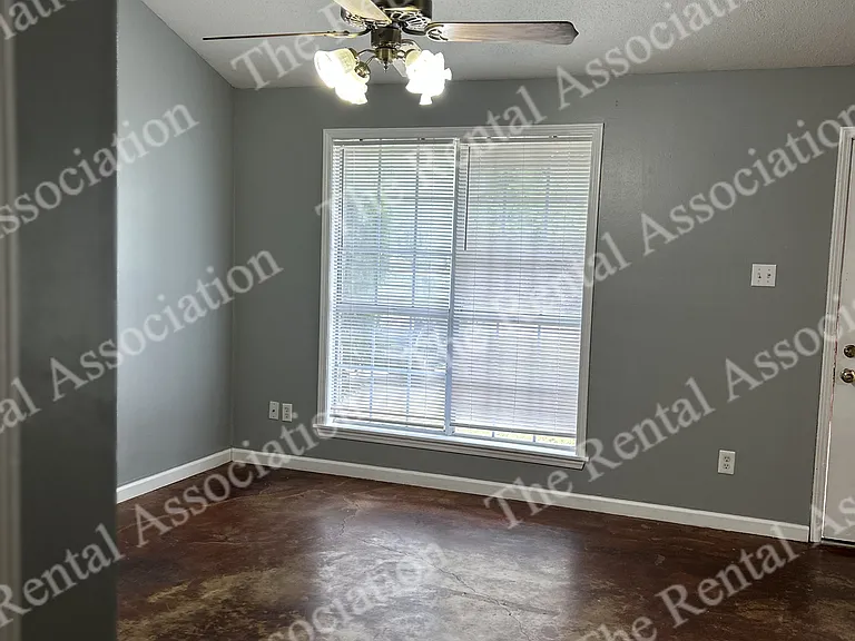 207 S Maple St — Photo 5