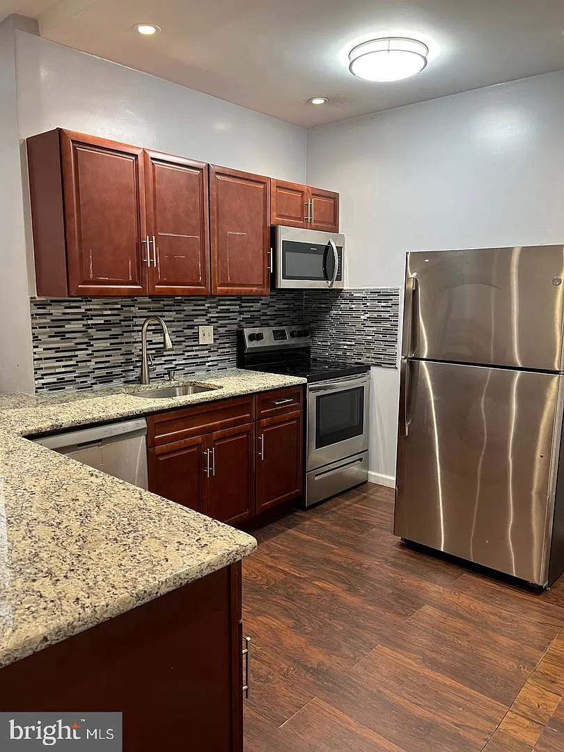 1 bed, 1.0 bath, 2000 sqft, $1,000 — Photo 2