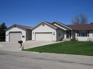 706 16th St NW, Jamestown, ND 58401