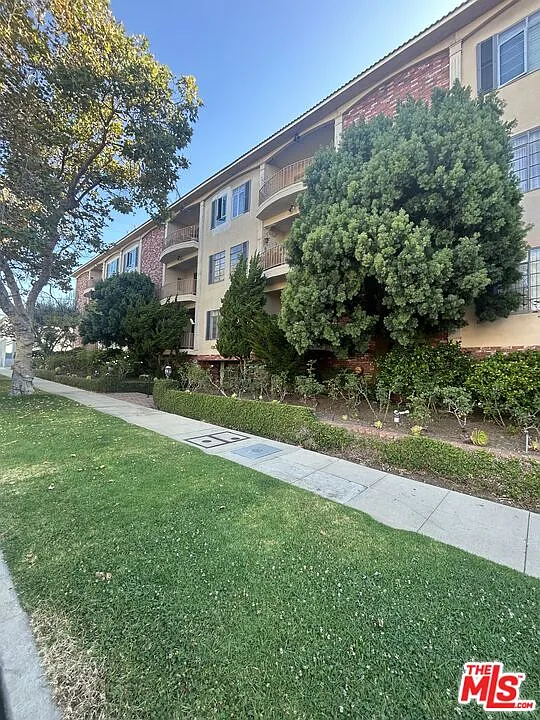 2 bed, 2.5 bath, 1890 sqft, $4,749 — Photo 3