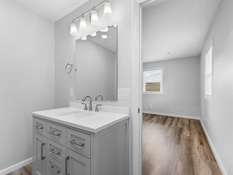 433 S Troy Ave — Photo 2