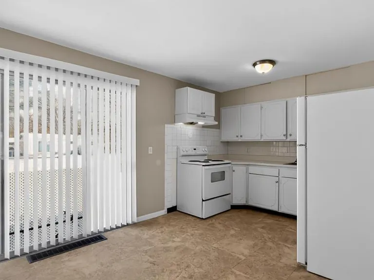 296 Meadowcrest Dr — Photo 5