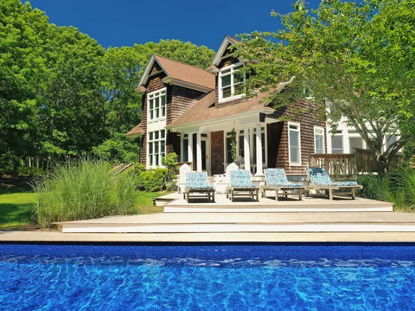 https://photos.zillowstatic.com/fp/7efe1a3d12b44fdc02ce7d2ad34df959-p_e.webp